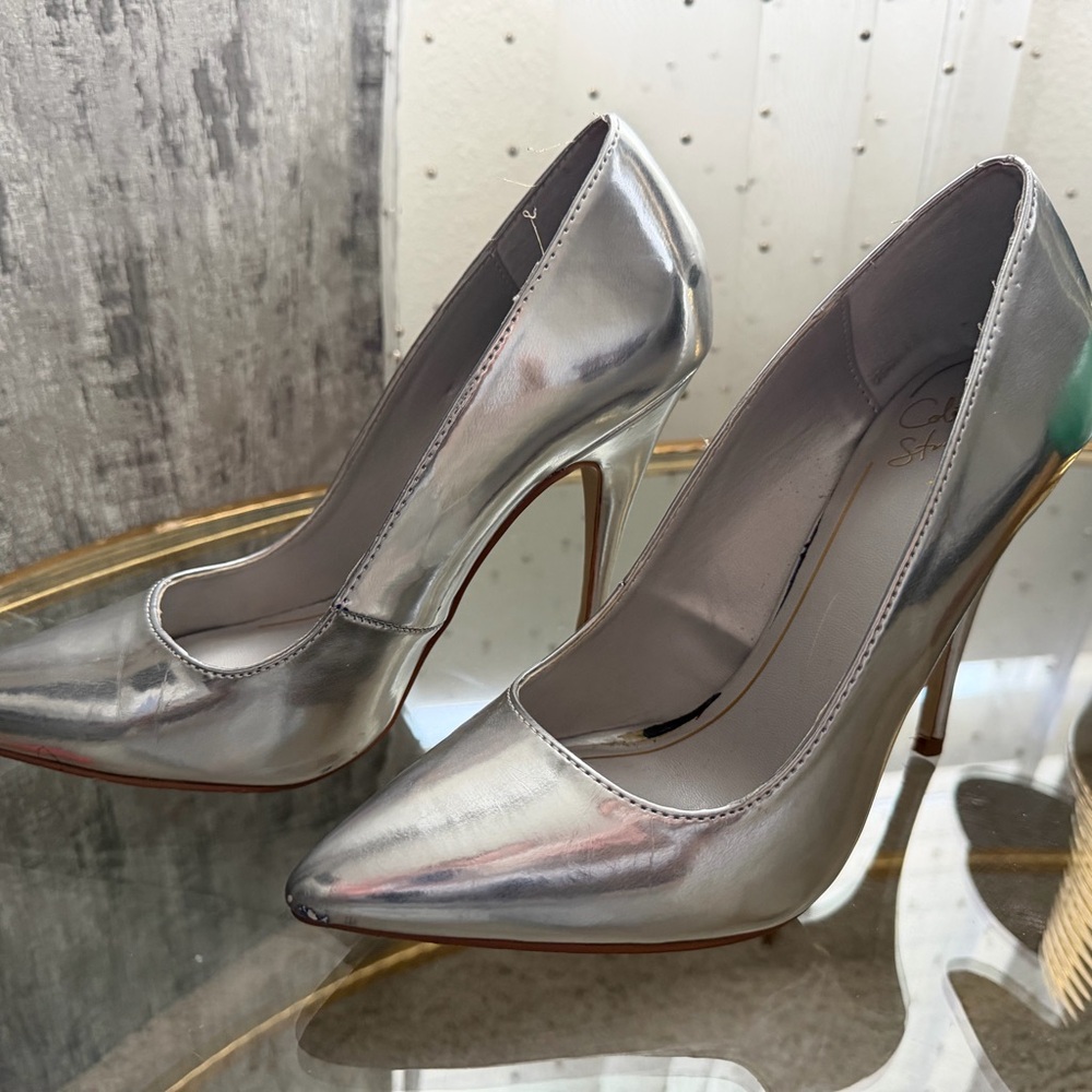 Silver Heels - Picture 3 of 5